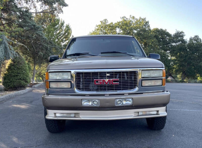 1995 GMC Suburban's photo