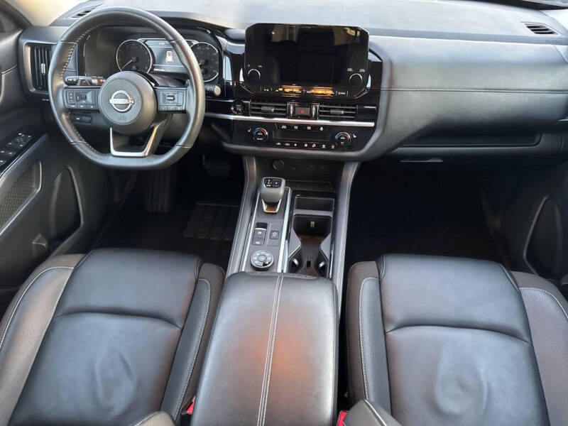 2025 Nissan Pathfinder SL