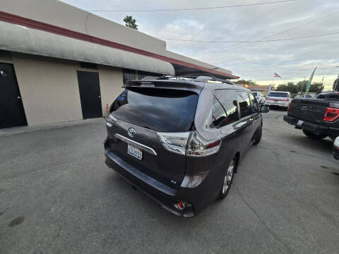 2013 Toyota Sienna SE 8-Passenger