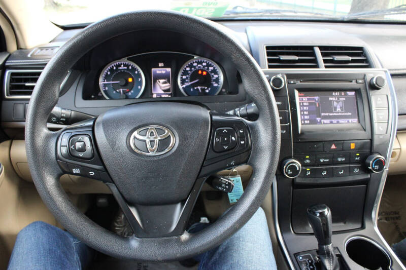 2016 Toyota Camry LE photo 17