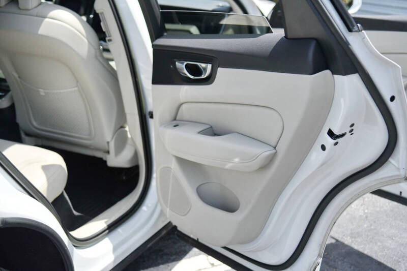 2023 Volvo XC60 B6 Ultimate Bright Theme