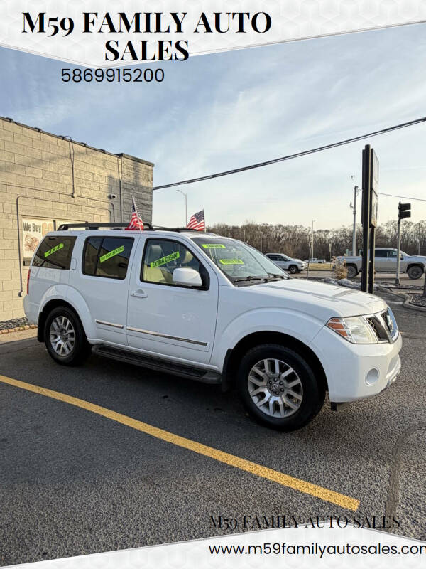 2010 Nissan Pathfinder LE's photo