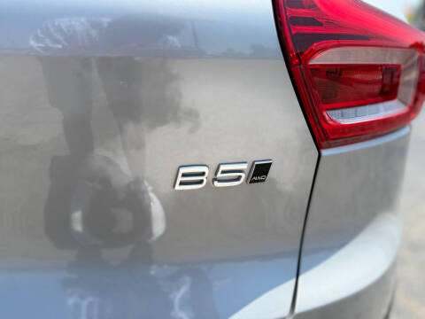 2023 Volvo XC40 B5 Plus Dark Theme