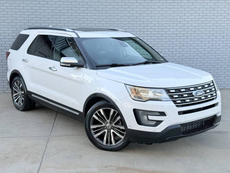 2017 Ford Explorer Platinum's photo