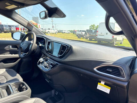 2027 Chrysler Pacifica Select