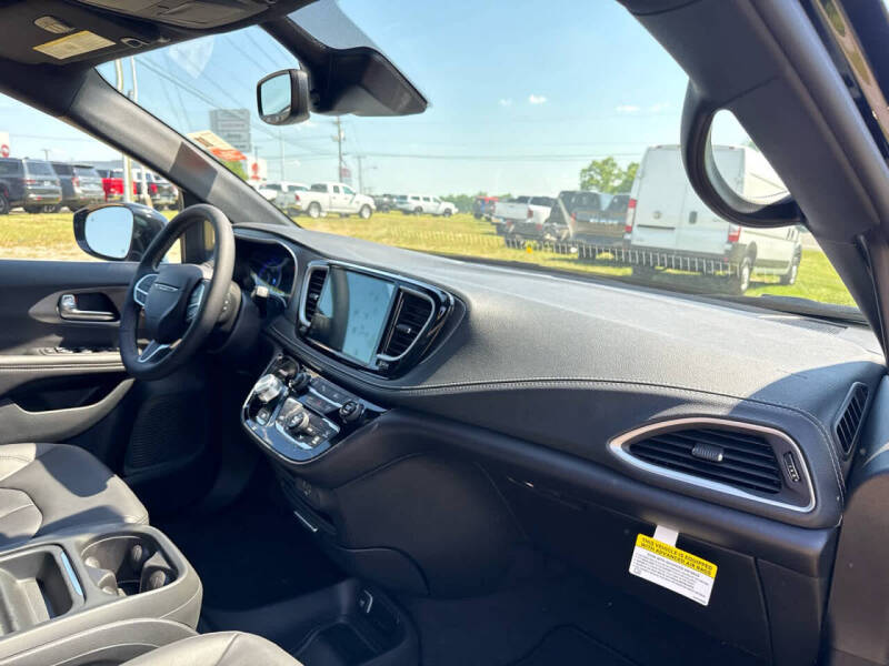 2027 Chrysler Pacifica Select