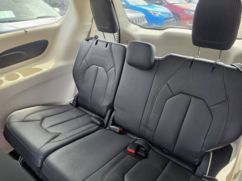 2017 Chrysler Pacifica Touring-L