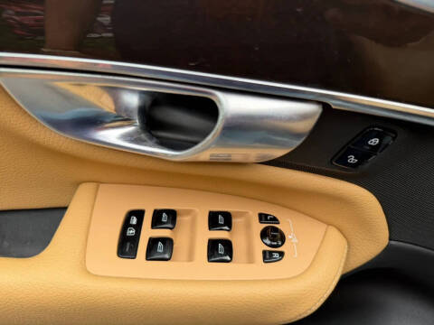 2017 Volvo XC90 T5 Momentum
