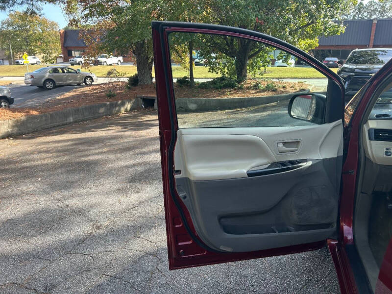 2011 Toyota Sienna LE 7-Passenger Auto Access Seat