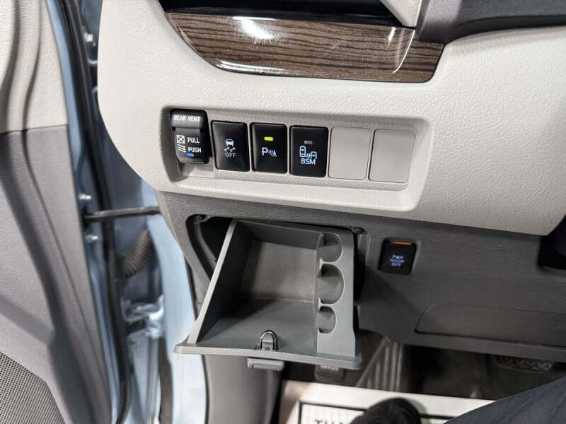 2016 Toyota Sienna XLE Premium 8-Passenger