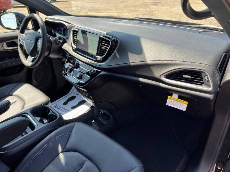 2027 Chrysler Pacifica Select