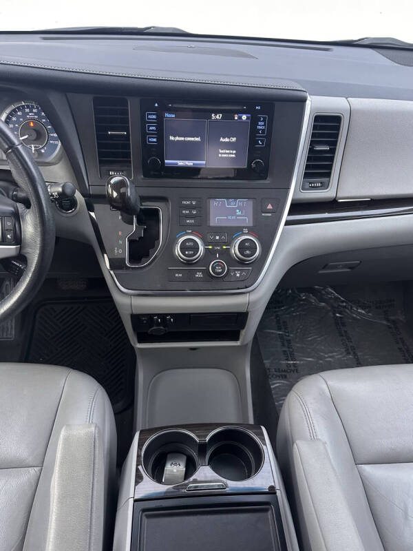 2017 Toyota Sienna XLE 7-Passenger Auto Access Seat