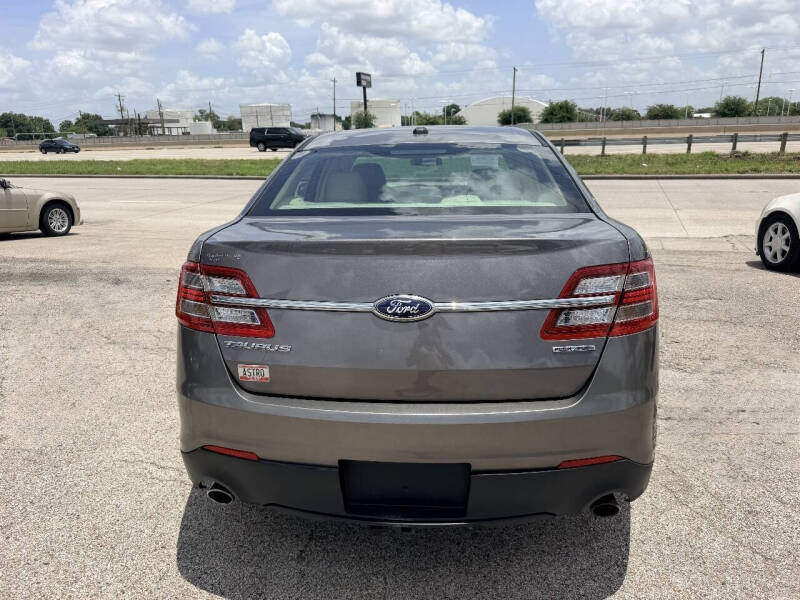 2013 Ford Taurus SE