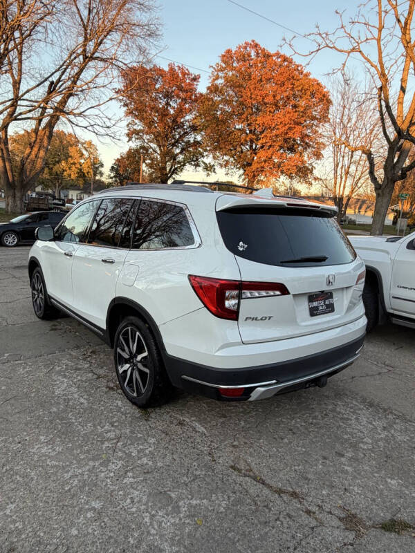 2021 Honda Pilot Touring w/Rear Captain's Chairs