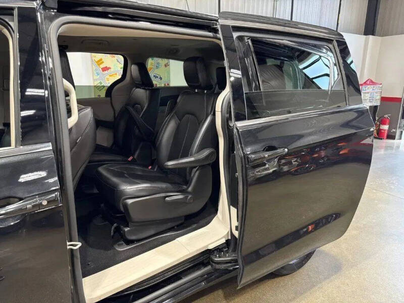 2024 Chrysler Pacifica Plug-In Hybrid Select
