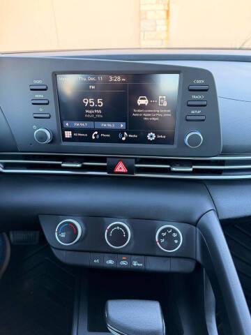 2025 Hyundai Elantra SE