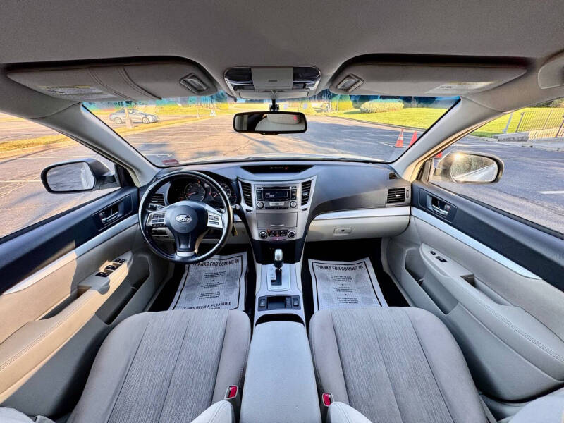 2013 Subaru Outback Premium photo 16