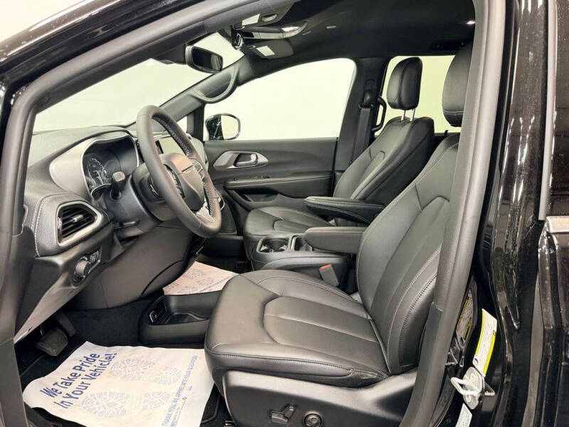 2027 Chrysler Pacifica Select