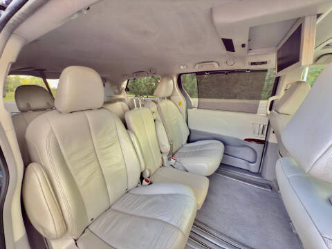 2011 Toyota Sienna XLE 7-Passenger Auto Access Seat