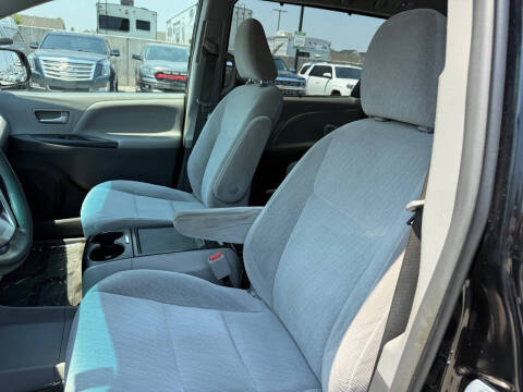 2017 Toyota Sienna LE 8-Passenger