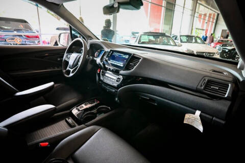 2022 Honda Pilot Touring w/Rear Captain's Chairs