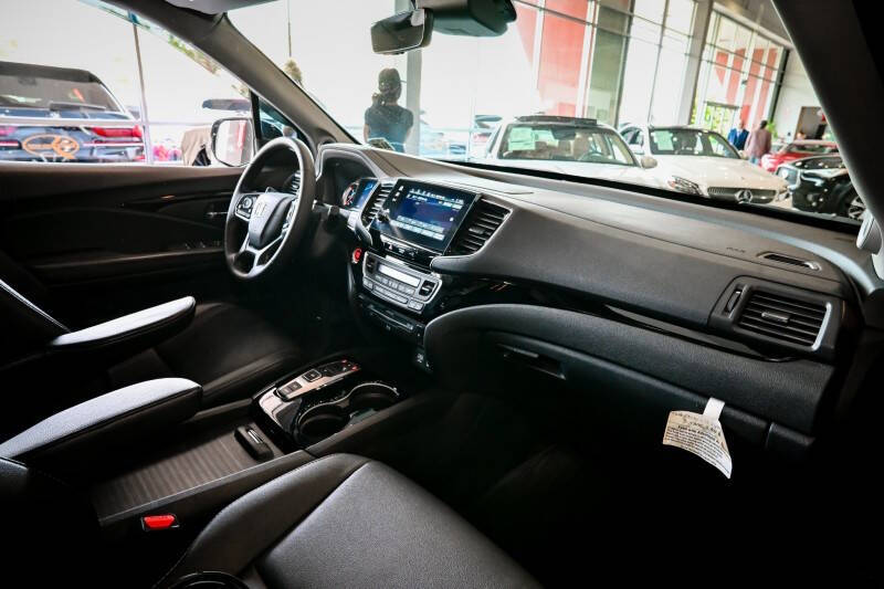 2022 Honda Pilot Touring w/Rear Captain's Chairs