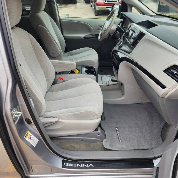 2013 Toyota Sienna LE 8-Passenger