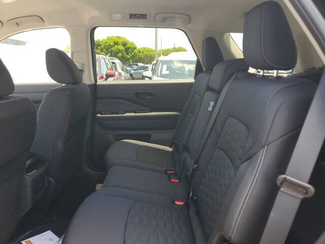 2025 Nissan Pathfinder SV