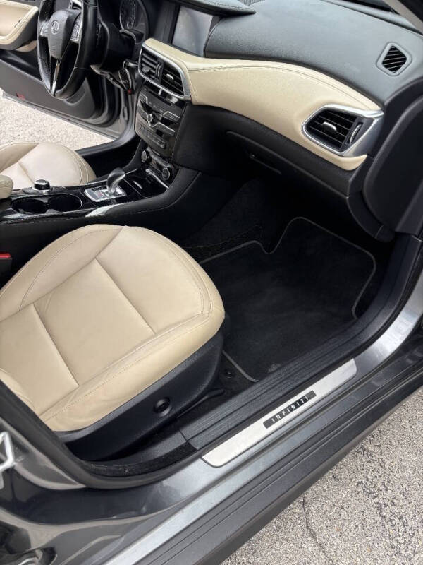 2017 Infiniti QX30 Luxury