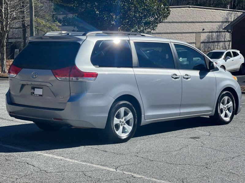 2012 Toyota Sienna null photo 8