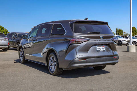 2025 Toyota Sienna LE 8-Passenger