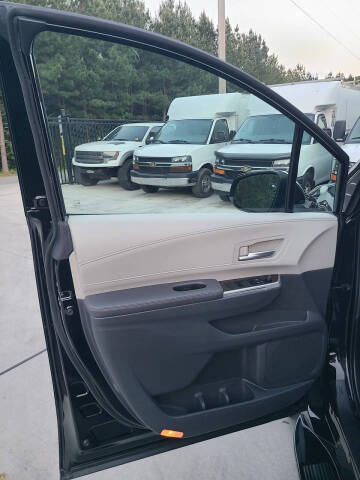 2022 Toyota Sienna XLE 8-Passenger