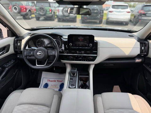 2022 Nissan Pathfinder SV