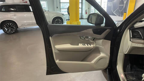 2023 Volvo XC90 Recharge T8 Ultimate Dark Theme