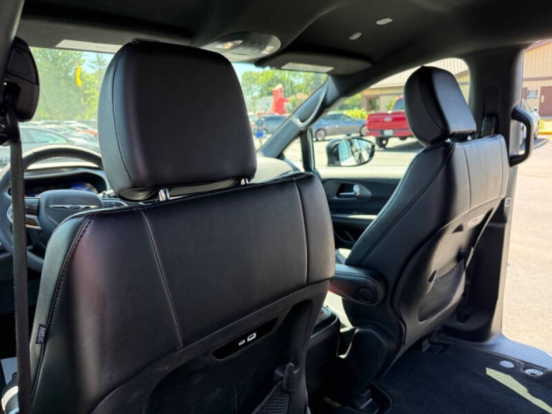 2025 Chrysler Pacifica Select