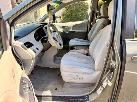 2014 Toyota Sienna LE 8-Passenger