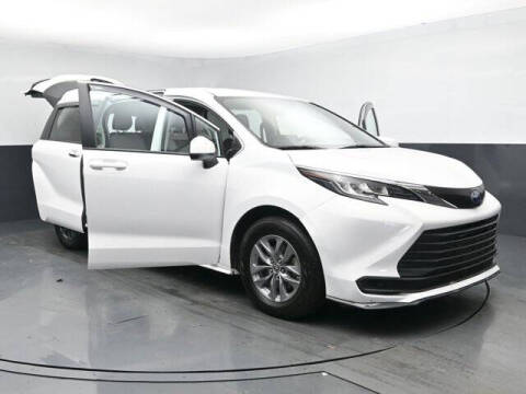 2022 Toyota Sienna LE 8-Passenger