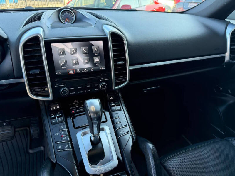 2017 Porsche Cayenne Platinum Edition