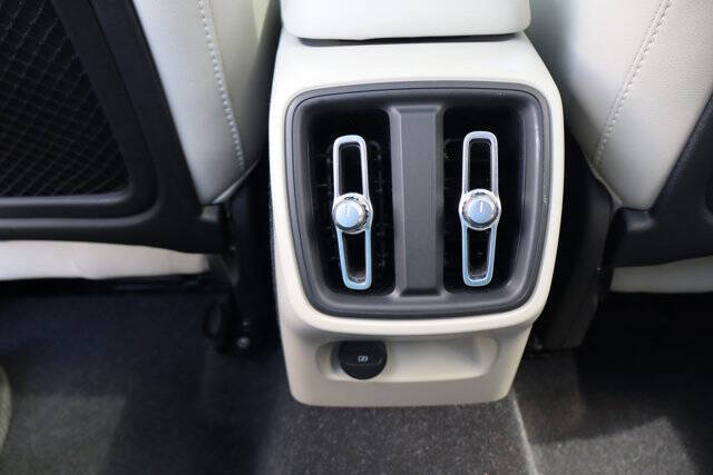 2023 Volvo XC40 B5 Plus Bright Theme