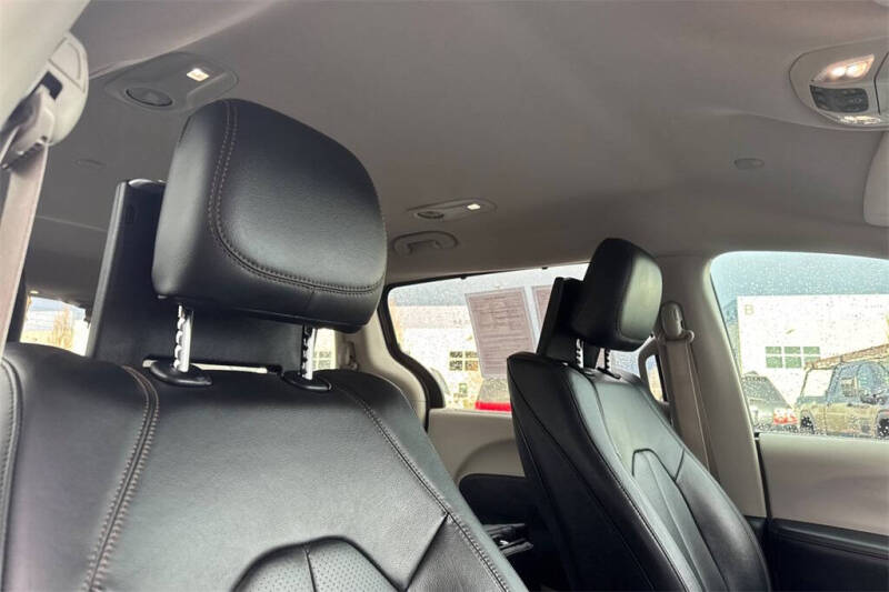 2017 Chrysler Pacifica Touring-L Plus