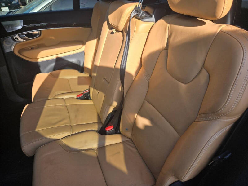 2017 Volvo XC90 T6 Momentum