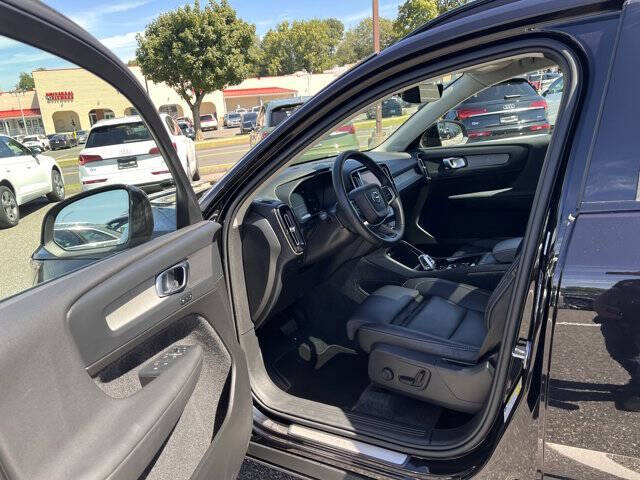 2025 Volvo XC40 B5 Plus Dark Theme