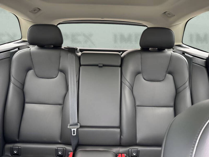 2024 Volvo XC60 B5 Core Dark Theme