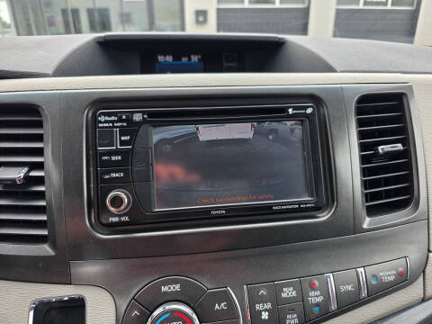 2013 Toyota Sienna SE 8-Passenger