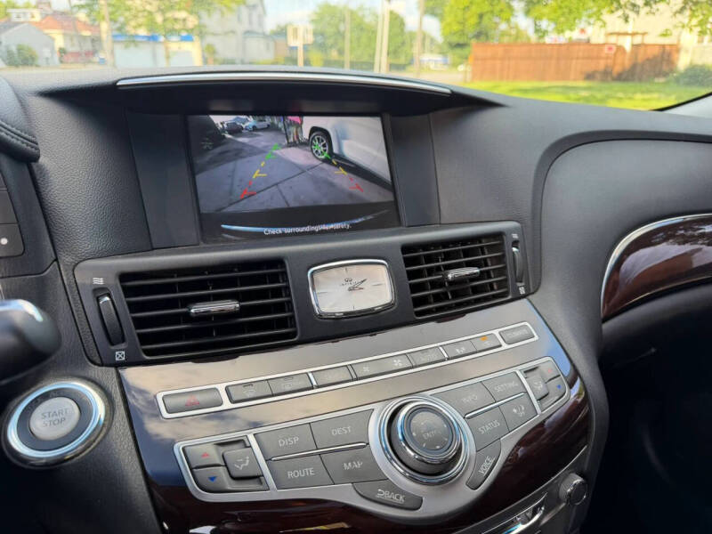 2011 Infiniti M56