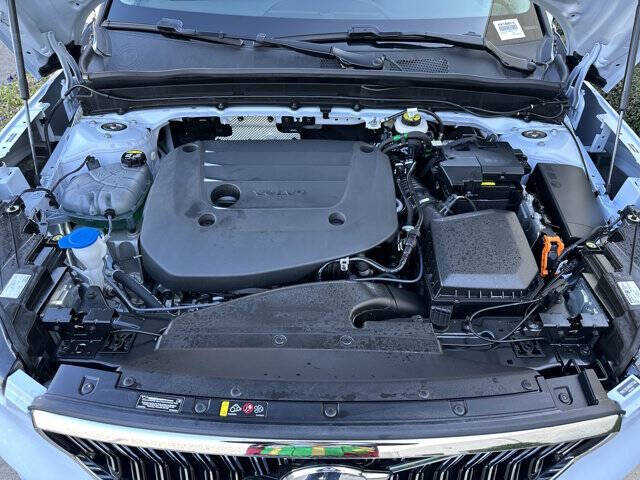 2025 Volvo XC40 B5 Core Bright Theme