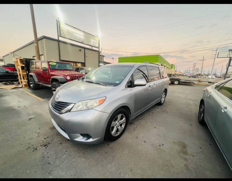 2014 Toyota Sienna LE 8-Passenger