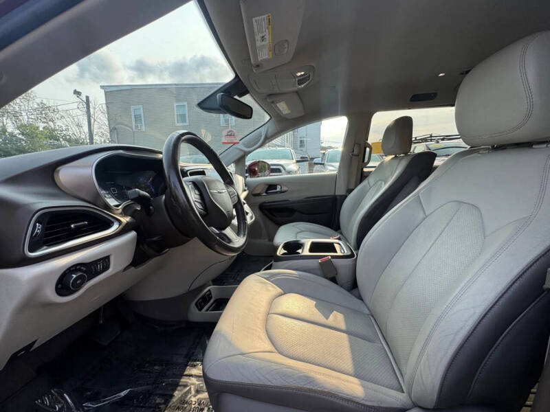 2017 Chrysler Pacifica Touring-L Plus