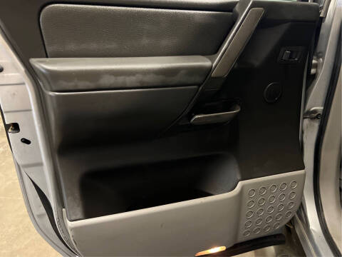 2004 Nissan Titan LE