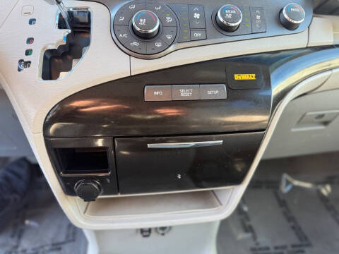 2011 Toyota Sienna LE 8-Passenger